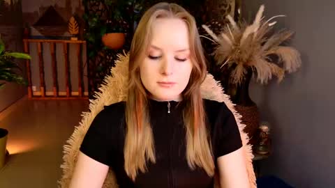 Snapshot of vivienleeigh chatting on 05/15/26, 05:47 Vivien online show from 05/15/26, 05:47