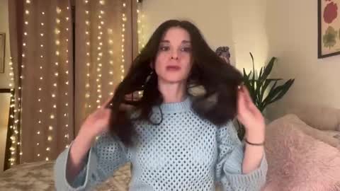 Snapshot of vivienne_rose chatting on 01/06/26, 03:54 Lillian Rose online show from 01/06/26, 03:54