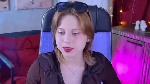 Snapshot of viviennehebert chatting on 06/18/26, 12:42 Vivienne online show from 06/18/26, 12:42
