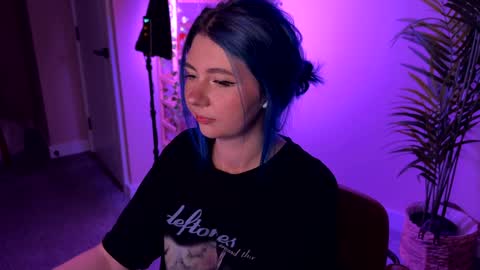 Polly  Online mostly at 9pm-2am UK Time online show from 11/30/25, 06:23