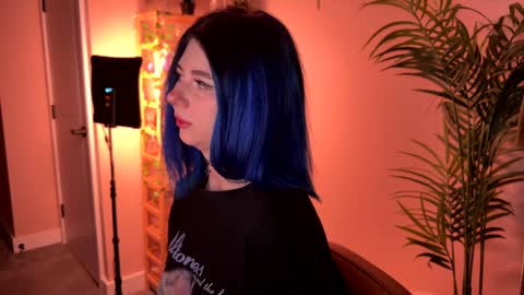 Polly  Online mostly at 9pm-2am UK Time online show from 01/15/26, 07:17