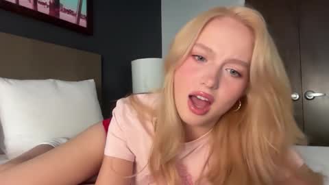 Snapshot of vixenvictoriaa chatting on 10/29/25, 10:22 Victoria online show from 10/29/25, 10:22