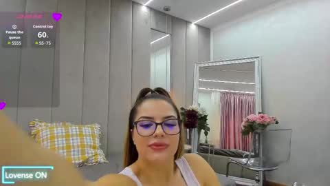 Snapshot of von_dee chatting on 09/27/25, 05:23 von_dee online show from 09/27/25, 05:23