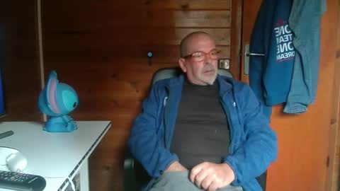 Snapshot of vuda77 chatting on 03/08/25, 10:43 oscar online show from 03/08/25, 10:43