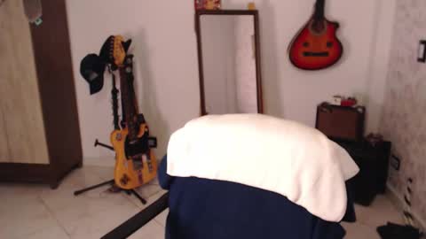 Snapshot of wake_and_bakee chatting on 10/05/25, 12:42 John online show from 10/05/25, 12:42