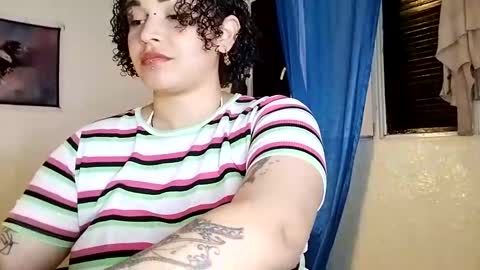 Snapshot of wallace_juli chatting on 10/28/25, 04:42 Juli online show from 10/28/25, 04:42