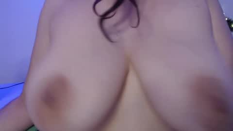 Snapshot of we_n_you chatting on 12/31/24, 04:46 Trixie 3 online show from 12/31/24, 04:46
