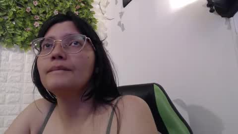 Snapshot of we_n_you chatting on 02/18/25, 01:54 Trixie 3 online show from 02/18/25, 01:54