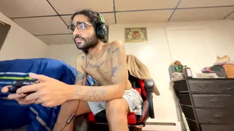 Snapshot of webthrow chatting on 10/07/25, 02:20 ShootingWebs online show from 10/07/25, 02:20