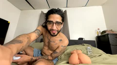 Snapshot of webthrow chatting on 10/24/25, 08:11 ShootingWebs online show from 10/24/25, 08:11