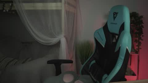 Snapshot of wesleegray chatting on 10/19/25, 01:50 little girl who is always rightLisa online show from 10/19/25, 01:50