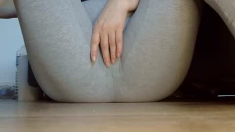 wet_pants2022 online show from 12/01/25, 03:06