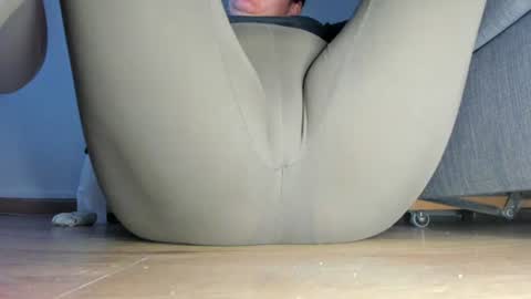 Snapshot of wet_pants2022 chatting on 07/25/26, 07:00 wet_pants2022 online show from 07/25/26, 07:00