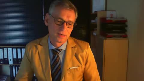 Snapshot of wetsuitedman chatting on 02/16/25, 03:05 Franz online show from 02/16/25, 03:05