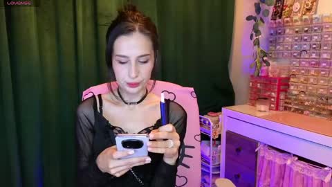 Snapshot of whats_her_name chatting on 05/29/26, 01:25 Victoria Maria online show from 05/29/26, 01:25
