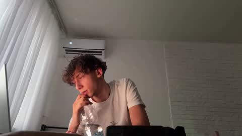 Mia  Please help me to reach 100 thumps up online show from 11/23/25, 01:33