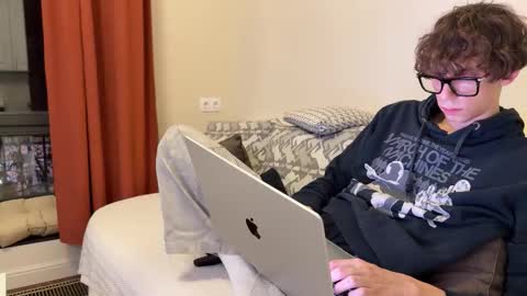 Mia  Please help me to reach 100 thumps up online show from 11/28/25, 03:04