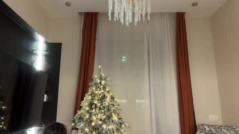 Mia  Please help me to reach 100 thumps up online show from 12/15/25, 10:36