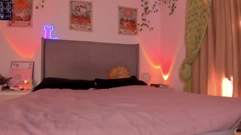 Snapshot of whitekatze chatting on 12/19/25, 06:48 Kitty online show from 12/19/25, 06:48