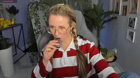 Snapshot of whitneypunnch chatting on 04/17/26, 03:04 whitneypunnch online show from 04/17/26, 03:04