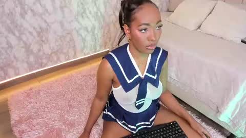 whitneyyfox online show from 06/25/26, 07:35