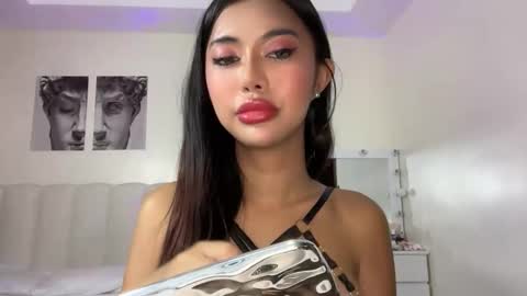 Snapshot of whoss_sofia chatting on 06/01/26, 11:01 Sofia online show from 06/01/26, 11:01