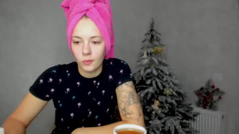 Snapshot of why_again_me chatting on 12/27/24, 06:53 Veronica online show from 12/27/24, 06:53