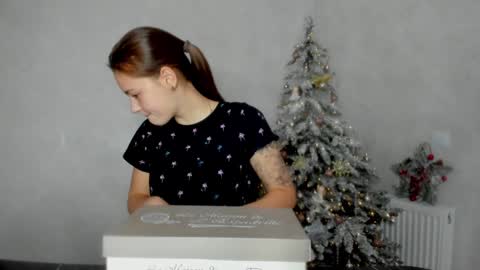 Snapshot of why_again_me chatting on 12/28/24, 11:37 Veronica online show from 12/28/24, 11:37