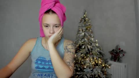 Snapshot of why_again_me chatting on 01/02/25, 10:22 Veronica online show from 01/02/25, 10:22