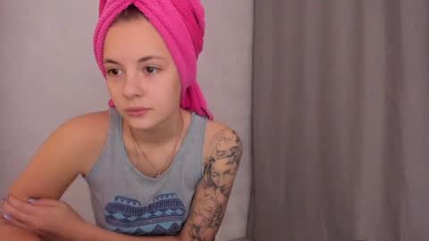 Snapshot of why_again_me chatting on 01/23/25, 04:59 Veronica online show from 01/23/25, 04:59