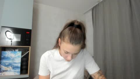 Snapshot of why_again_me chatting on 09/12/25, 06:52 Veronica online show from 09/12/25, 06:52