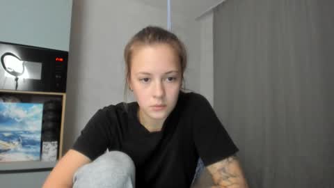 Snapshot of why_again_me chatting on 09/30/25, 06:35 Veronica online show from 09/30/25, 06:35