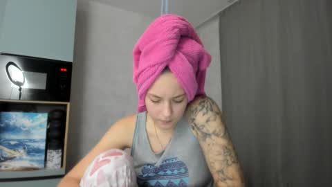 Snapshot of why_again_me chatting on 10/22/25, 07:57 Veronica online show from 10/22/25, 07:57