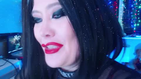 Snapshot of wickedxqueen chatting on 01/12/25, 04:42 Laura  online show from 01/12/25, 04:42