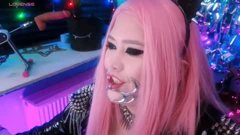 Snapshot of wickedxqueen chatting on 02/08/25, 05:29 Laura  online show from 02/08/25, 05:29