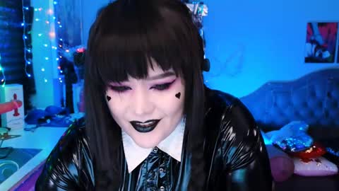 Snapshot of wickedxqueen chatting on 02/13/25, 05:37 Laura  online show from 02/13/25, 05:37