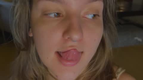 Snapshot of wievin chatting on 12/18/25, 12:22 VI online show from 12/18/25, 12:22