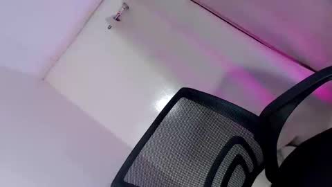 wildest_dream1 online show from 10/28/25, 06:43