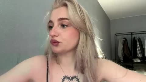 Snapshot of willenasow chatting on 05/29/26, 03:10 Olivia online show from 05/29/26, 03:10