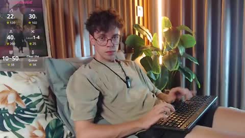 Snapshot of william_henry_a chatting on 05/23/26, 01:48 William online show from 05/23/26, 01:48