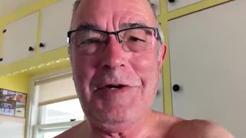 Snapshot of willirob chatting on 05/11/26, 04:04 William online show from 05/11/26, 04:04