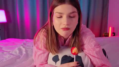 Vicki3 online show from 02/16/26, 07:26