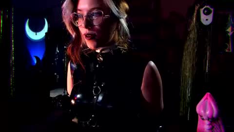 Snapshot of witch_fiona chatting on 09/12/25, 08:09 Goddess of two strapons - Mr. long Don Mr. Pinky online show from 09/12/25, 08:09