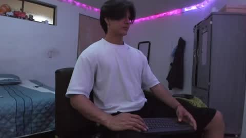 Snapshot of with_ken chatting on 04/02/26, 04:32 Ken online show from 04/02/26, 04:32