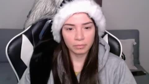 Snapshot of wolfs_daughter chatting on 12/04/24, 02:31 Alex online show from 12/04/24, 02:31