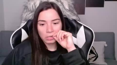 Snapshot of wolfs_daughter chatting on 01/17/25, 03:34 Alex online show from 01/17/25, 03:34
