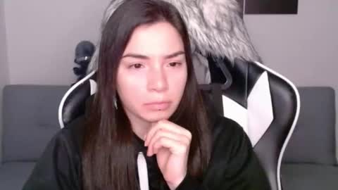 Snapshot of wolfs_daughter chatting on 02/14/25, 04:04 Alex online show from 02/14/25, 04:04