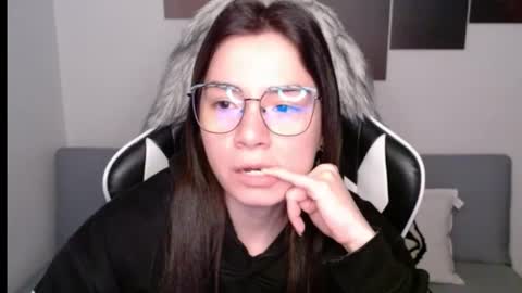 Snapshot of wolfs_daughter chatting on 09/22/25, 02:13 Alex online show from 09/22/25, 02:13