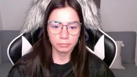 Snapshot of wolfs_daughter chatting on 10/05/25, 02:21 Alex online show from 10/05/25, 02:21