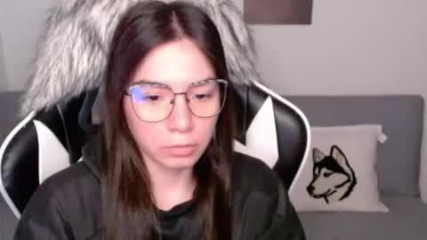 Snapshot of wolfs_daughter chatting on 10/07/25, 02:31 Alex online show from 10/07/25, 02:31